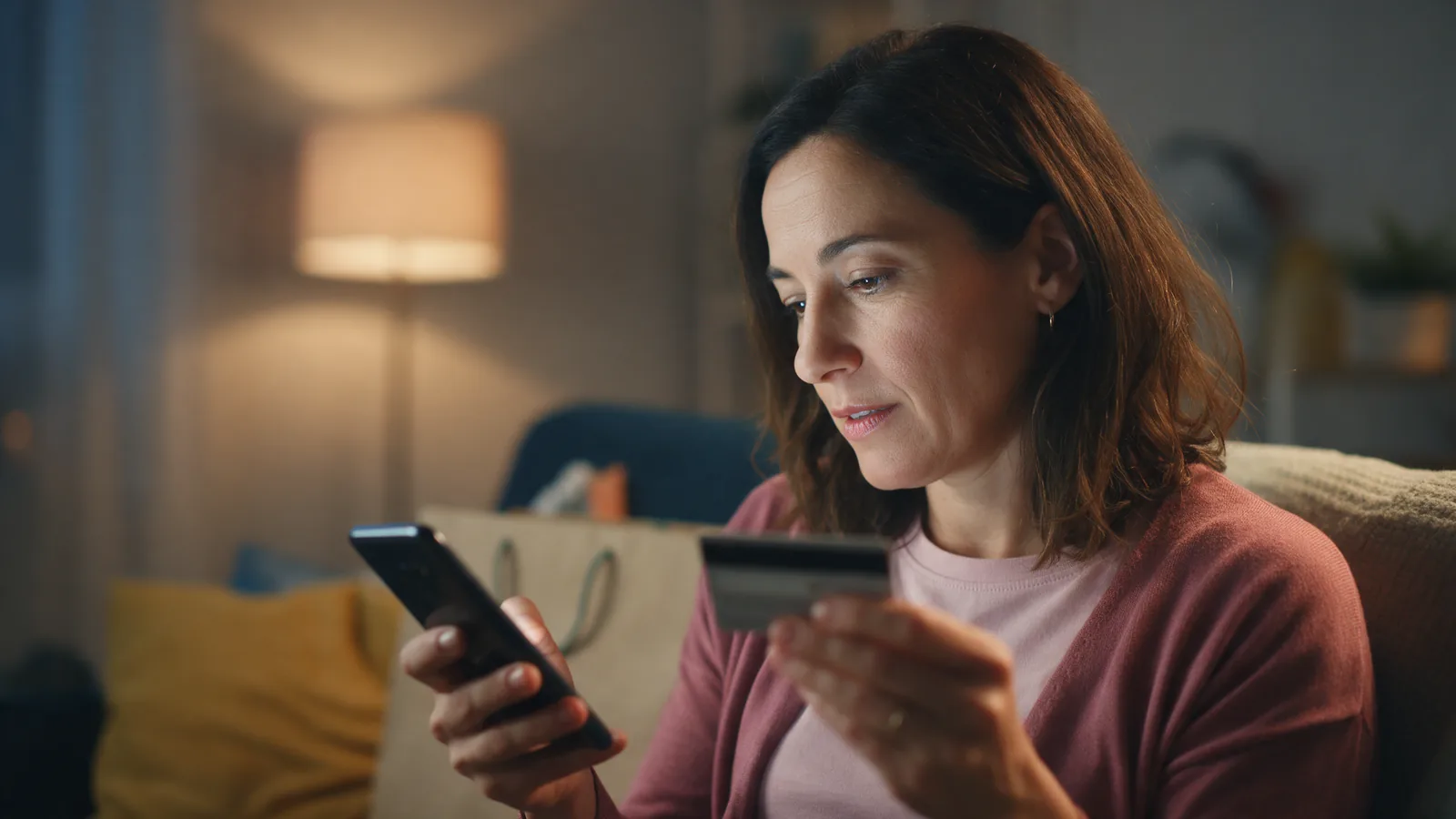 Clienta paga desde el celular con tarjeta en casa, el momento crítico del checkout