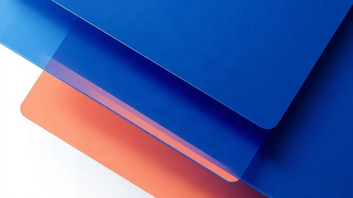 Capas abstractas de vidrio translúcido en azul y índigo con acentos naranjas